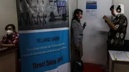 Pencari kerja melakukan wawancara secara langsung di salah satu stan perusahaan pada acara "Jakarta Job Fair" di Pasaraya Blok M, Jakarta, Kamis (28/7/2022). Dinas Tenaga Kerja, Transmigrasi, dan Energi Provinsi DKI Jakarta menggelar pameran bursa kerja tersebut di lima wilayah kota administrasi Jakarta mulai 27 Juli hingga 11 Agustus 2022 mendatang. (Liputan6.com/Johan Tallo)