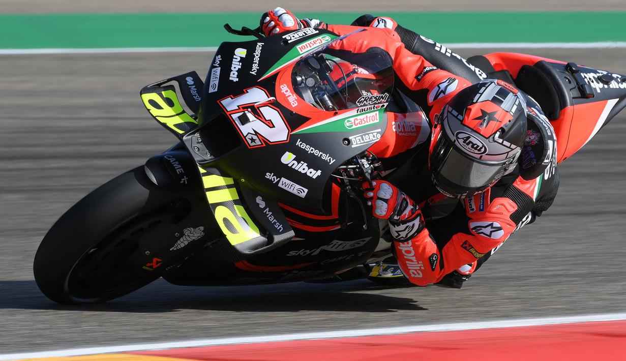 Maverick Vinales menjadi satu-satunya pembalap yang berpindah tim di pertengahan musim ini. Kepindahan Vinales di Aprilia dijadwalkan pada musim 2022, namun kontraknya berakhir lebih cepat akibat beberapa hal, salah satunya konflik internal. (Foto: AFP/Lluis Gene)