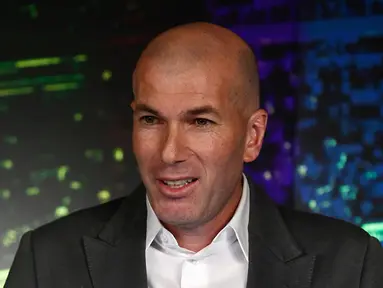 Zinedine Zidane memberi keterangan terkait penunjukannya sebagai pelatih Real Madrid saat konferensi pers di Madrid, Spanyol, Senin (11/3). Zidane kembali melatih Real Madrid menggantikan Santiago Solari. (Pierre-Philippe Marcou/AFP)
