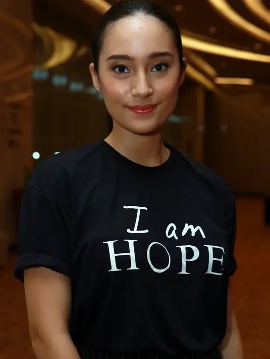 'Aku pernah alamin pengalaman dengan kanker, tapi bukan aku. Setahun yang lalu mamaku ada masalah di payudara. Dokter mendiagnosis ada kanker yang diderita mama aku dan akhirnya di operasi,' ujar Tatjana. (Deki Prayoga/Bintang.com)