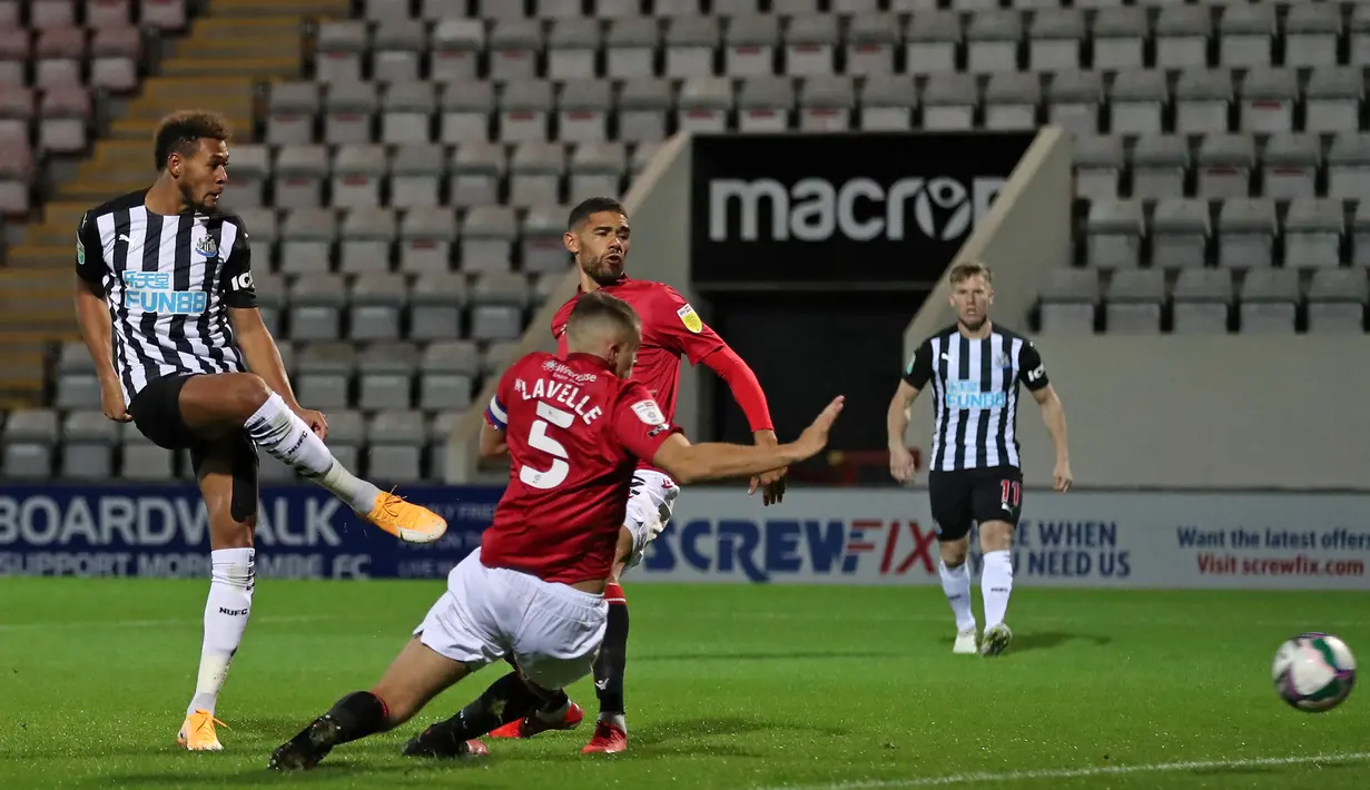 Striker Newcastle, Joelinton, melepaskan tendangan ke arah gawang Morecambe pada laga putaran ketiga Piala Liga Inggris di The Mazuma Stadium, Kamis (24/9/2020) dini hari WIB. Newcastle menang 7-0 atas Morecambe. (AFP/Martin Rickett/pool)