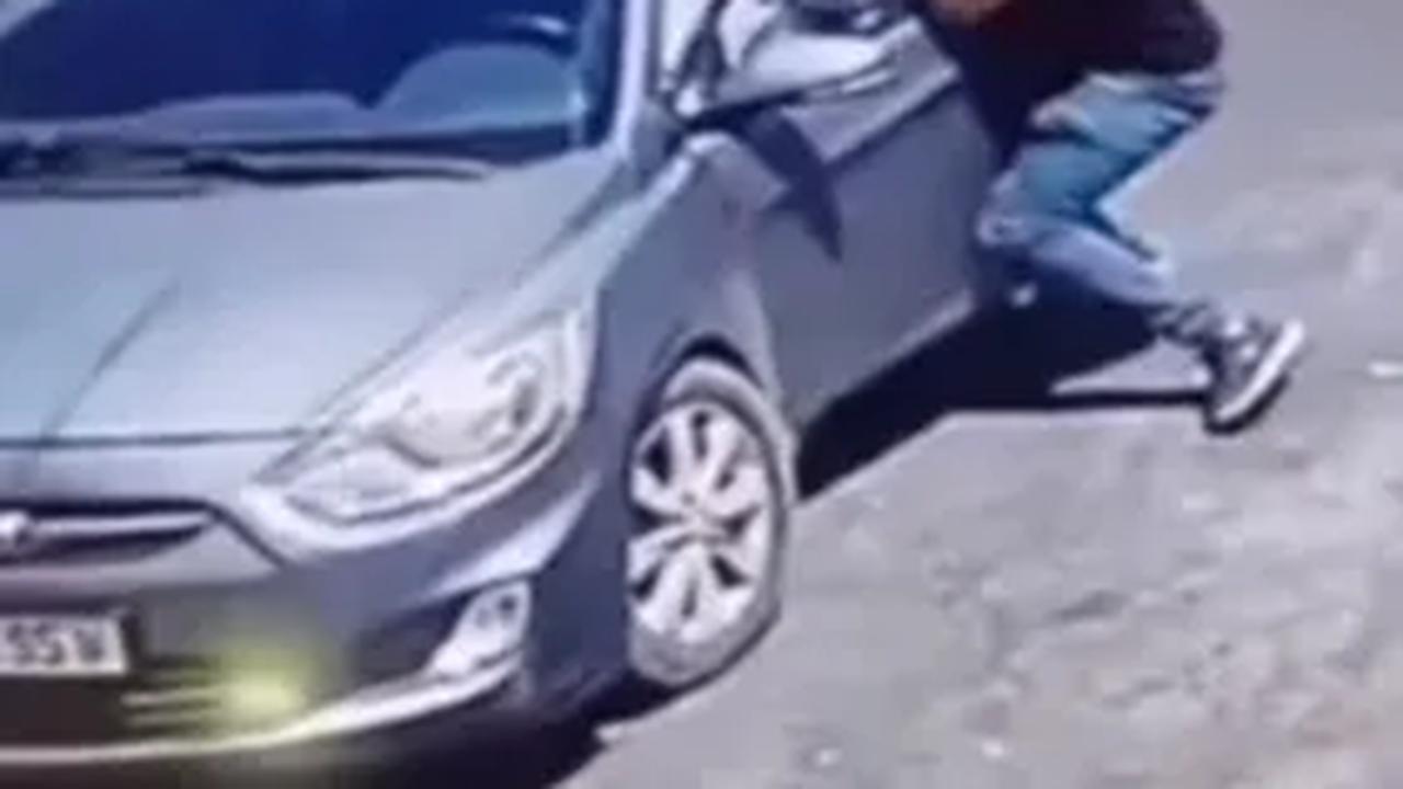 Pria Tampan ini Rela Lukai Tangannya Sendiri, Tonjok Kaca Mobil demi Lakukan Aksi Luar Biasa sampai Dapat Penghargaan Palestina