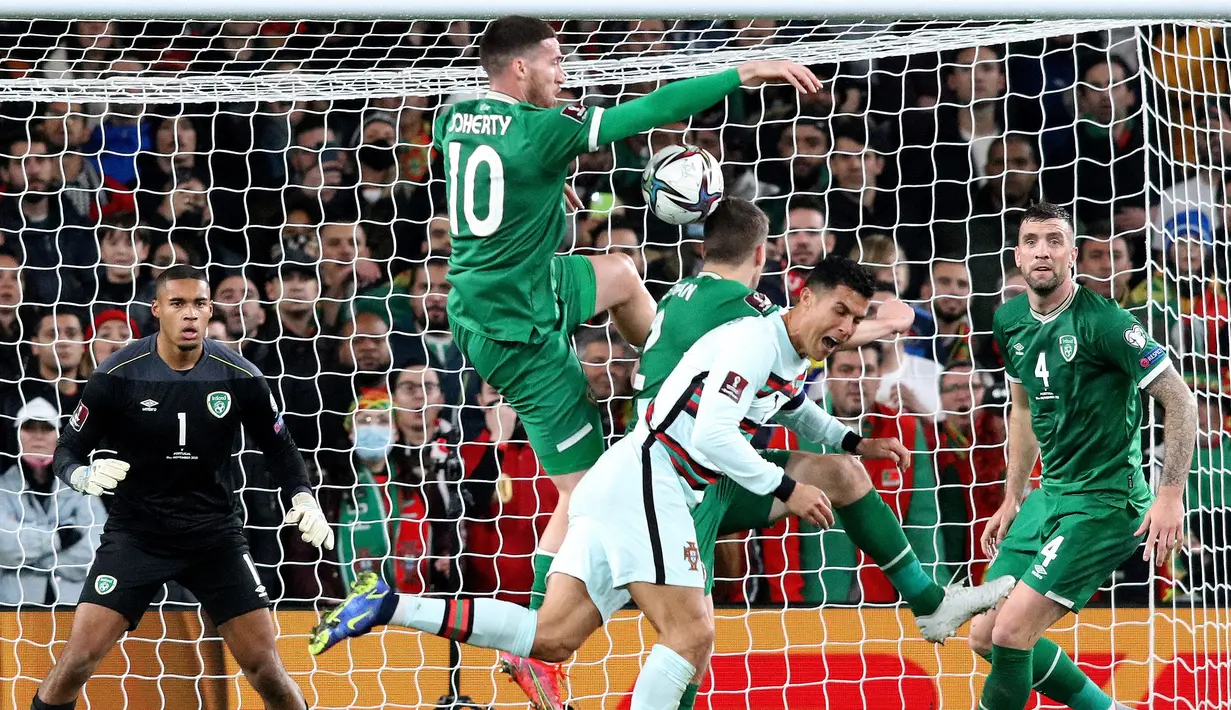 Reaksi striker Portugal Cristiano Ronaldo (kedua kanan) setelah mencoba tembakan ke gawang Republik Irlandia pada laga Grup A Kualifikasi Piala Dunia 2022 Zona Eropa di Stadion Aviva, Jumat (12/11/2021) dinihari WIB. Diwarnai kartu merah Pepe, Portugal ditahan imbang 0-0 oleh Irlandia. (Paul Faith /