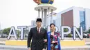 Dampingi sang suami, Annisa Pohan tampil cantik dengan kebaya kutubaru floral keunguan. Dipadukan dengan kain batik sebagai bawahan, selendang bahu biru, dan heels cokelat Amina Muaddi [@annisayudhoyono]