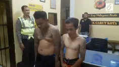 Dua anggota geng motor di Garut nekat merusak Pos Polisi Lalu Lintas Polres Garut Jawa Barat. Kedua pelaku berhasil diciduk rabu malam, dan mengaku merusak pos tersebut karena sakit hati ditilang polisi.