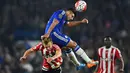  Pemain Chelsea Radamel Falcao merebu bola diatas punggung pemain Southampton James Ward- Prowse di Stadion  Stamford Bridge, Sabtu, (03/10/2015). Reuters / Dylan Martinez 