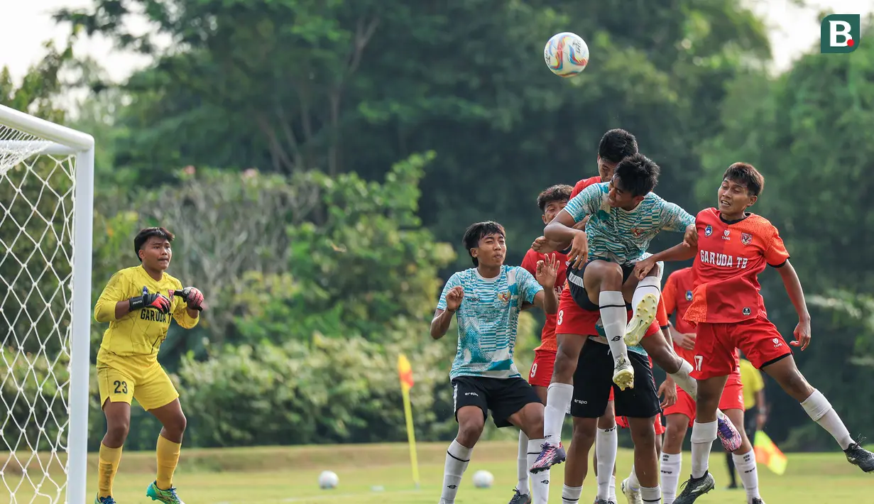Seorang pemain Timnas Indonesia U-16 berusaha menyundul bola dalam sebuah kemelut di depan gawang SSB Terang Bangsa pada laga uji coba di Lapangan Yogyakarta International School (YIS), Jumat (31/5/2024). (Bola.com/Radifa Arsa)