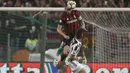 Pemain AC Milan, Leonardo Bonucci menghalau bola dari kejaran pemain Juventus, Paulo Dybala pada final Coppa Italia di Rome Olympic stadium, (9/5/2018). Juventus menang 4-0. (AP/Gregorio Borgia)