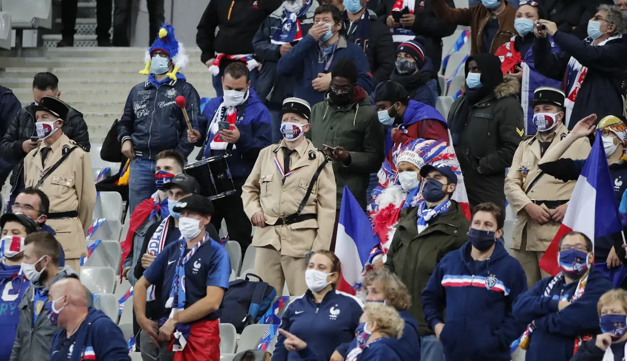 Suporter Prancis saat menyaksikan pertandingan melawan Ukraina pada persahabatan di Stade deFrance di Saint Denis, utara Paris, Rabu (7/10/2020). Prancis menang besar 7-1 atas Ukraina. (AP Photo/Francois Mori)