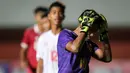 Ekspresi kecewa kiper Timnas Myanmar U-16, Sai Thi Ha Naing dalam laga semifinal Piala AFF U-16 2022 antara Indonesia U-16 melawan Myanmar U-16 di Stadion Maguwoharjo, Sleman, Rabu (10/8/2022) malam WIB. (Bola.com/Bagaskara Lazuardi)