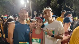 Andien tampak sangat menikmati suasana Bali Marathon 2022. Ia jatuh hati pada suasana dan antusiasme peserta. Pemilik album Bisikan Hati menjelaskan ajang lari ini diikuti sekitar 10 ribu orang. “Ambiancenya seru banget. Sekitar 10.000 orang yang ikutan dan kita semua seneng-seneng sambil lari. Dan kebawa energi semua orang gitu jadi suasananya fun banget,” tulis Andien di Instagram, kemarin. (Foto: Dok. Instagram @andienaisyah)