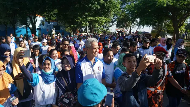 Calon Gubernur Jawa Tengah Ganjar Pranowo jalan santai bersama SPSI (Dok. Tim Media Ganjar)