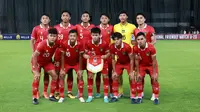 Tim starter Timnas Indonesia U-20 berfoto sebelum dimulainya laga mini turnamen menghadapi Guatemala U-20 di Stadion Utama Gelora Bung Karno (SUGBK), Senayan, Jakarta, Selasa (21/2/2023). (Bola.com/M Iqbal Ichsan)