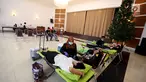 Petugas muslim dari Palang Merah Indonesia (PMI) membantu Jemaat Gereja Protestan Indonesia Bagian Barat (GPIB) dalam donor darah, Jakarta, Minggu (3/12). Kegiatan tersebut diadakan dalam rangkaian acara Natal. (Liputan6.com/JohanTallo)