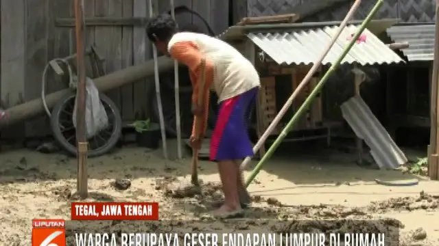 Lumpur yang mengendap akibat terjangan banjir bandang Kamis 30 Januari 2019 malam lalu.