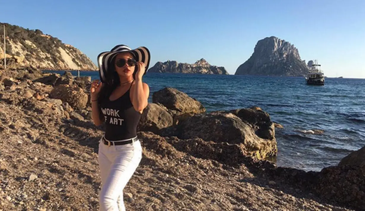 Kecantikan pemeran Cecil dalam sitkom Pondok Pak Cus dan didukung dengan tubuh yang bagus, membuatnya memiliki banyak  pengikut di media sosialnya. Apalagi, ia beberapa kali mengunggah foto seksi. (Instagram/arieltatum)