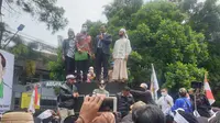 Wakil Bupati Garut Helmi Budiman bersama pembina Almagari KH Abdul Mujib tengah menenangkan massa demo penolakan NII, serta desakan keluarnya Perda anti radikalisasi dan Intoleransi. (Liputan6.com/Jayadi Supriadin)