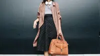 Buat ke kantor, perpaduan outfit warna cokelat, abu-abu, dan hitam tak kalah menarik. Lengkapi dengan flat shoes dan tas warna selaras. (Instagram.com/lucedaleco).