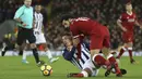 Pemain Liverpool, Mohamed Salah (atas) berebut bola dengan pemain West Brom, Jake Livermore pada lanjutan Premier League di Anfield, Liverpool, (13/12/2017). Liverpool bermain imbang 0-0. (Peter Byrne/PA via AP)