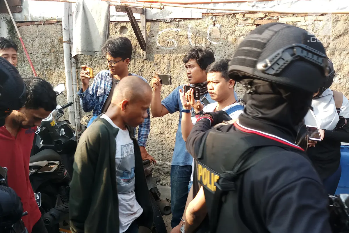 8 Terduga Pelaku Diciduk dalam Penggerebekan Narkoba di Kampung Boncos
