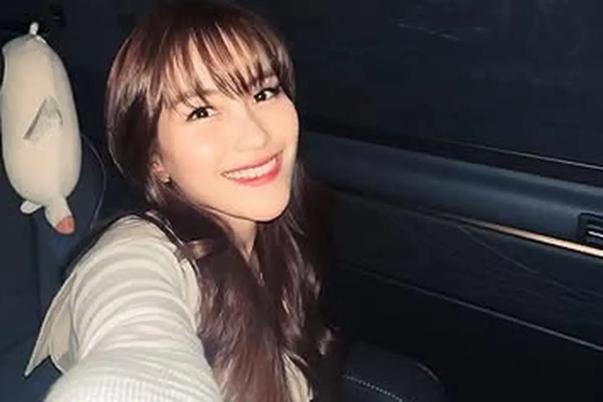 Potret Ayu Ting Ting Sambut Tahun Baru 2025 dengan Gaya Rambut Berponi ala Eonni Korea