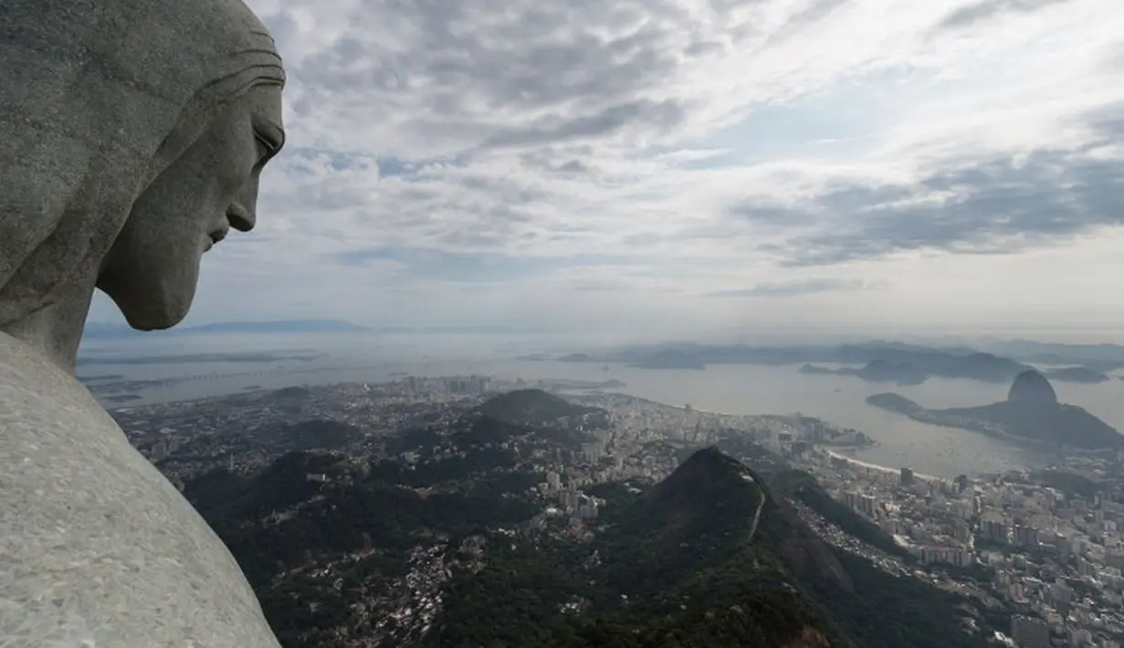 Pemandangan yang terlihat dari bahu patung Yesus, puncak Corcovado Hill, di Rio de Janeiro, Brazil (AFP PHOTO/Yasuyoshi CHIBA)