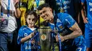 Selebrasi striker Persib Bandung, Ciro Alves dengan trofi juara bersama sang putri, Bella dalam perayaan gelar juara Championship Series BRI Liga 1 2023/2024 setelah mengalahkan Madura United 3-1 pada laga final leg kedua di Stadion Gelora Bangkalan, Madura, Jumat (31/5/2024). (Bola.com/Bagaskara Lazuardi)