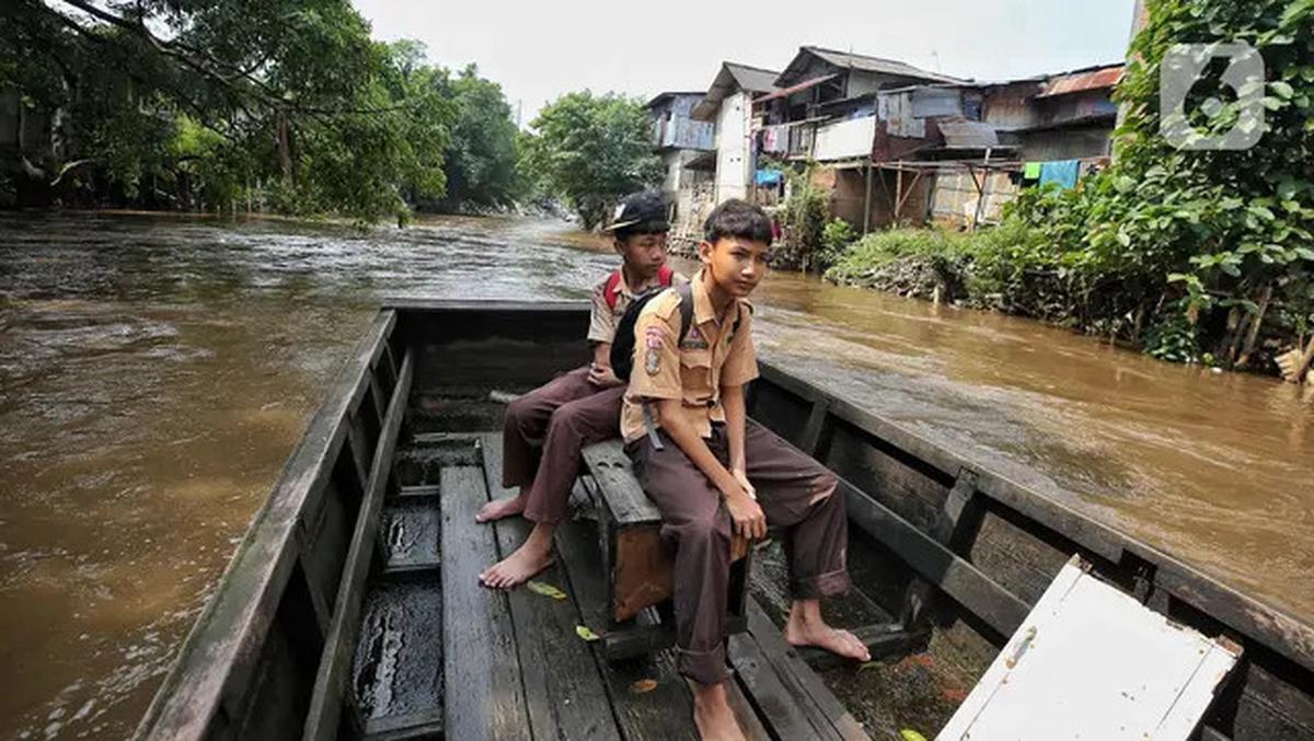 Tak Tergerus Zaman, Perahu Eretan Kali Ciliwung Tetap Diminati Warga