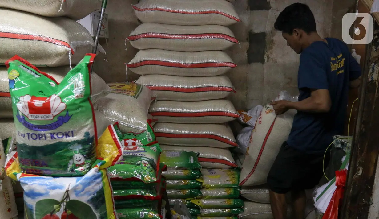 Rata-rata kenaikan harga beras di pasar Cibubur Jakarta sekitar Rp2.000,- per liternya. (Liputan6.com/Herman Zakharia)