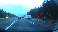 Ngebut di Jalan Tol, Pengendara Sepeda Motor Ini Hajar Truk