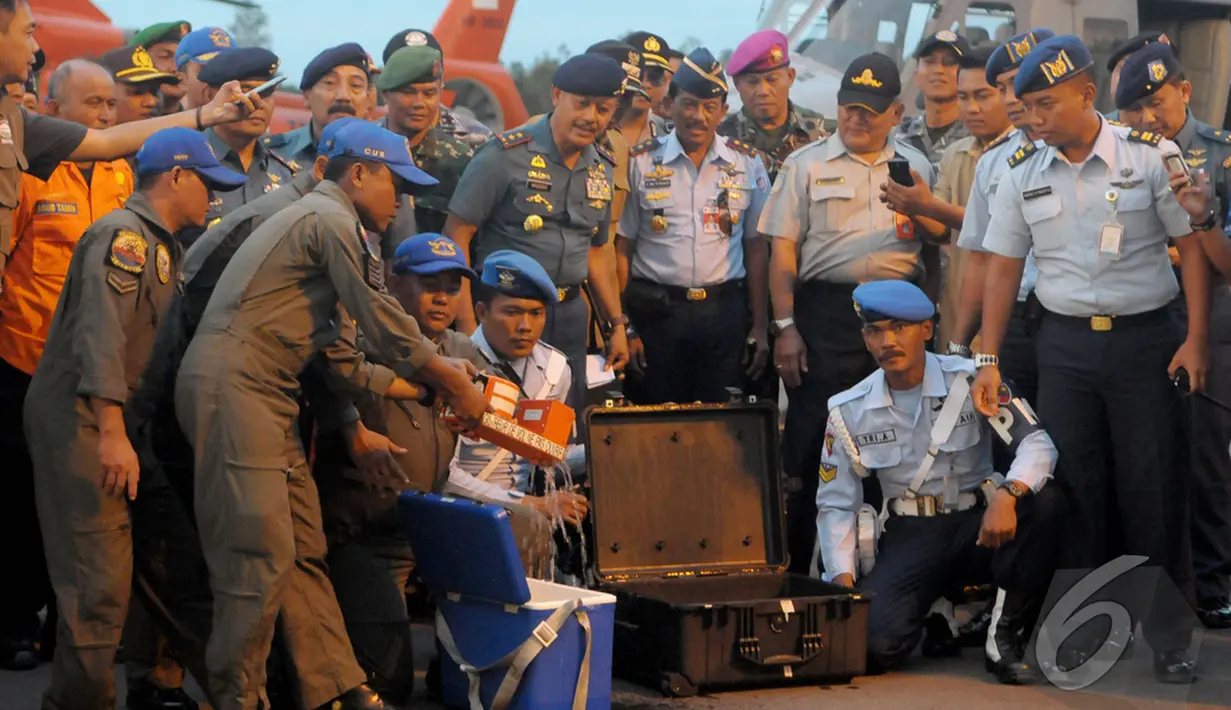  Petugas memindahkan Cockpit Voice Recorder (CVR) pesawat AirAsia QZ8501 kedalam Box khusus milik KNKT untuk dibawa ke Jakarta di Lanud Iskandar, Pangkalan Bun, Kalteng, Selasa (13/01/2015). (Liputan6.com/Andrian M Tunay)