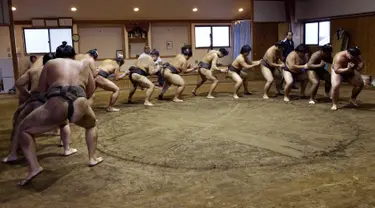 Para pegulat sumo berlatih di Musashigawa Sumo Stable di Beppu, Jepang, Jumat (18/10/2019). Sumo adalah olahraga tradisional Jepang. (AP Photo/Aaron Favila)