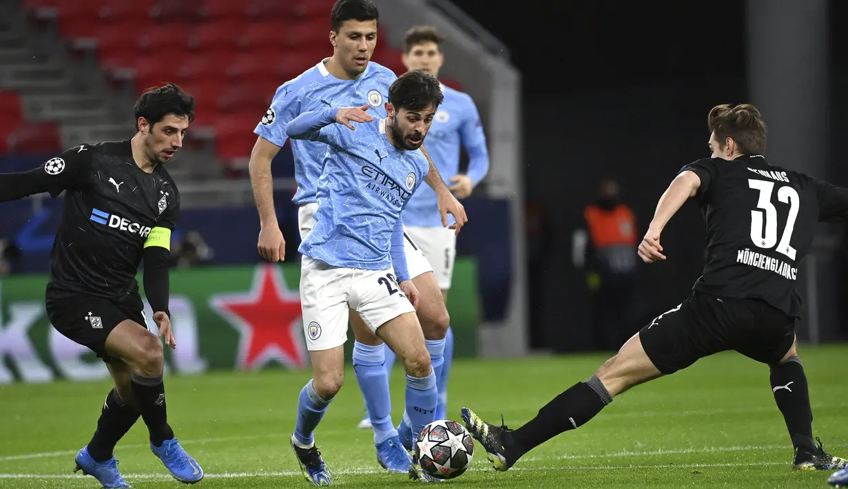 Gelandang Manchester City, Bernardo Silva (tengah) berebut bola dengan gelandang Borussia Moenchengladbach, Florian Neuhaus dalam laga leg kedua babak 16 besar Liga Champions 2020/2021 di Puskas Arena, Budapest, Selasa (16/3/2021). Manchester City menang 2-0 atas Gladbach. (MTI AP/Tibor Illyes)