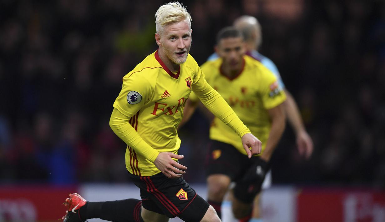Gelandang Watford, Will Hughes mencetak gol pembuka saat timnya melawan Newcastle United pada lanjutan Premier League di St James' Park (25/11/2017). Watford menang 3-0. (AFP/Ben Stansall)