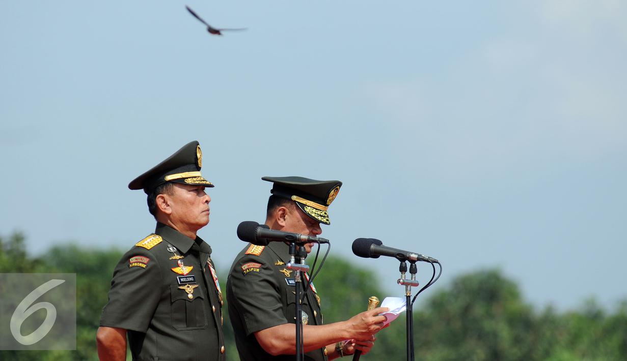 Jenderal TNI Gatot Nurmantyo (kanan) memberikan pidato saat upacara Serah Terima Jabatan Panglima TNI di Mabes TNI Jakarta, (14/7/2015). Gatot resmi dilantik sebagai Panglima TNI pada 8 Juni 2015 lalu. (Liputan6.com/Helmi Fithriansyah)