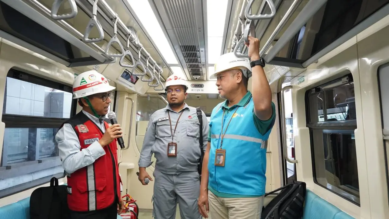General Manager PLN Unit Induk Distribusi Jakarta Raya, Doddy B. Pangaribuan, meninjau uji coba Light Rail Transit (LRT) Jabodebek. PLN menjadi pemasok listrik untuk LRT Jabodebek. (Dok PLN)