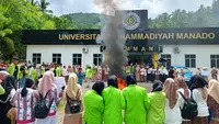 Aksi demonstrasi mahasiswa di depan kampus Universitas Muhammadiyah Manado, Kamis (13/7/2023), sempat diwarnai kericuhan.