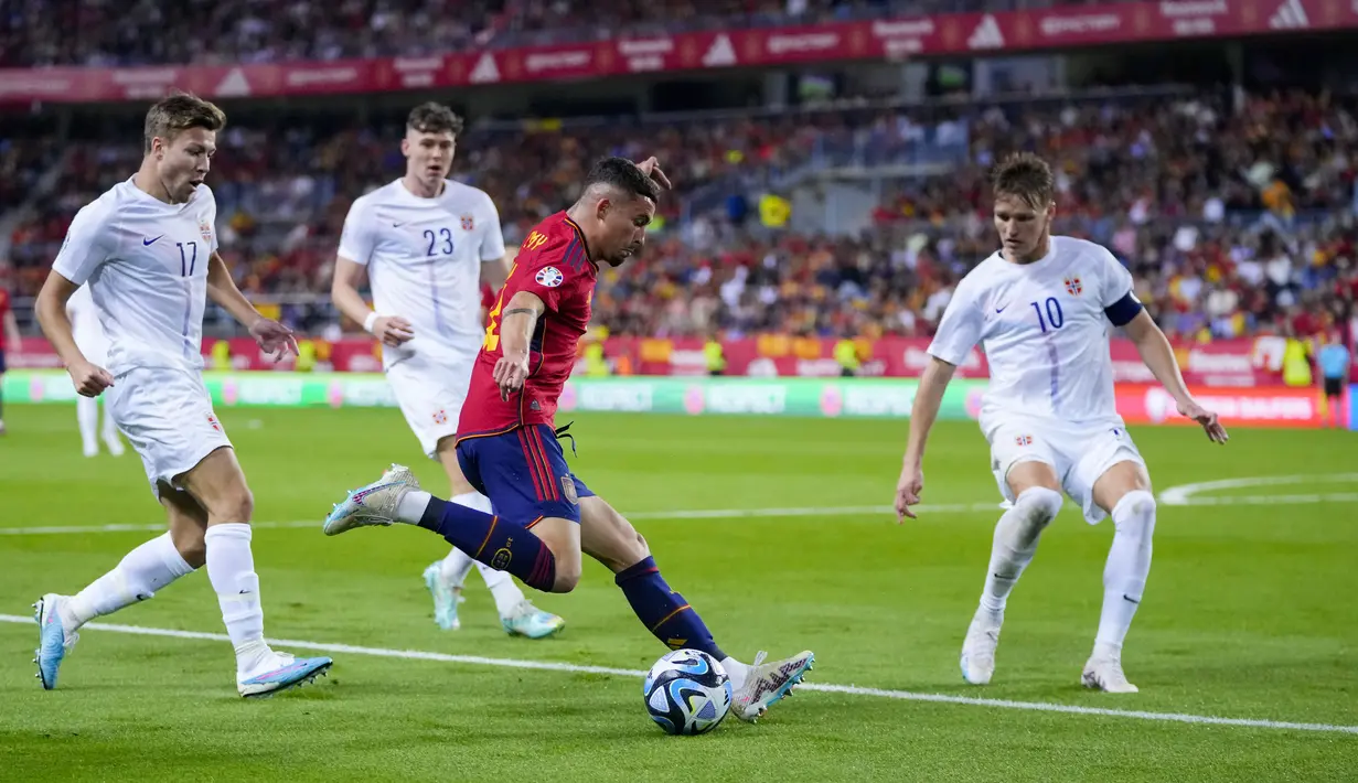 Pemain Spanyol, Yeremy Pino, melepaskan tendangan saat melawan Norwegia pada laga pembuka Grup A Kualifikasi Euro 2024 di Estadio La Rosaleda, Malaga, Minggu (26/3/2023). (AP Photo/Manu Fernandez)
