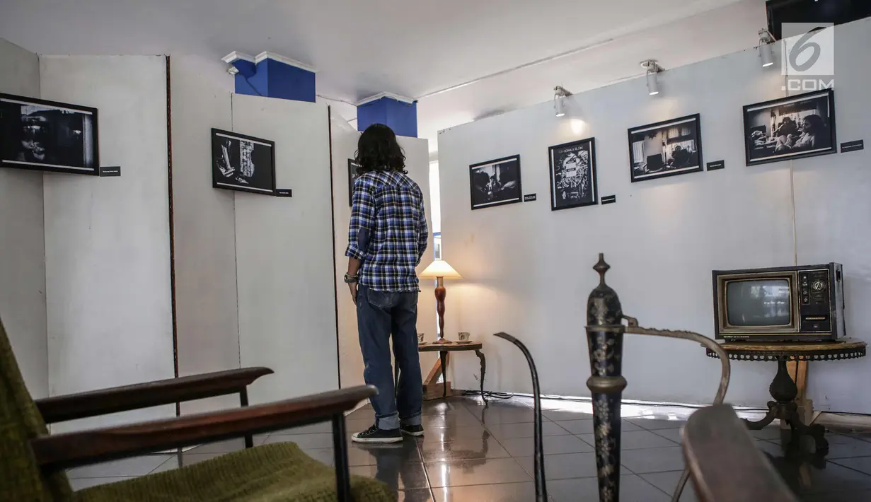 Pengunjung mengamati karya foto dalam pameran fotografi di Kampus Universitas Budi Luhur, Jakarta, Jumat (27/10). Pameran fotografi ini bertemakan 'Kebebasan Yang Dirindukan' menampilkan 17 karya foto. (Liputan6.com/Angga Yuniar)