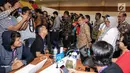 Wakil Presiden, Jusuf Kalla didampingi Ketua INASGOC, Erick Thohir berbincang dengan jurnalis di Main Press Center (MPC) atau Media Center Asian Games di JCC, Jakarta, Selasa (14/8). (Liputan6.com/Fery Pradolo)