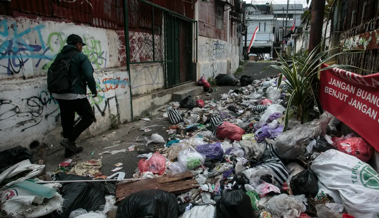 Rata-rata sampah yang dibuang di tepi jalanan tersebut kondisinya tak terpilah. Sebab, jika dilihat dari dekat hampir seluruh bungkusan itu berisi limbah sisa makanan, plastik, dan kardus. (DEVI RAHMAN/AFP)