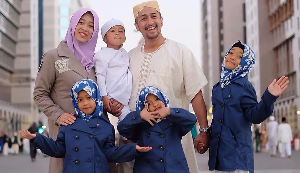 Irfan Hakim, baru saja menjalankan ibadah umrah bersama dengan keluarga besar beberapa hari yang lalu. Setibanya di Indonesia, ternyata Irfan diharuskan menjalani rawat inap di rumah sakit. (Instagram/irfanhakim75)