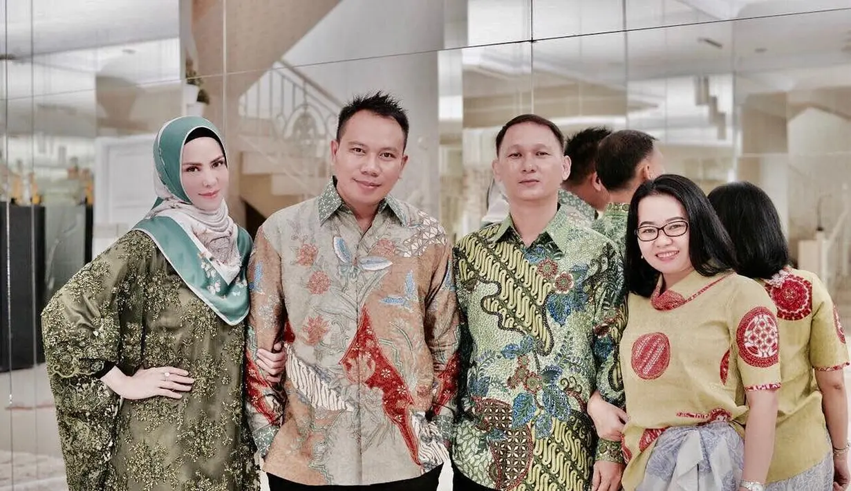 Kabar ini sedikit mengejutkan lantaran Angel Lelga dan Vicky Prasetyo tidak pernah terdengar menjalin kasih. Keduanya akan meresmikan hubungannya pada 9 Februari mendatang setelah dua tahun pacaran. (Instagram/vickyprasetyo777)