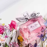 Miss Dior menghadirkan keharuman baru dari paduan buket bunga mewah yang menghadirkan elegansi wewangian masa kini.