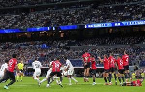 Kylian Mbappe dari Real Madrid (tengah) mengambil tendangan bebas dalam laga La Liga antara Real Madrid dan Mallorca di Madrid, Sabtu, 30 Agustus 2025. (AP Photo/Manu Fernandez)