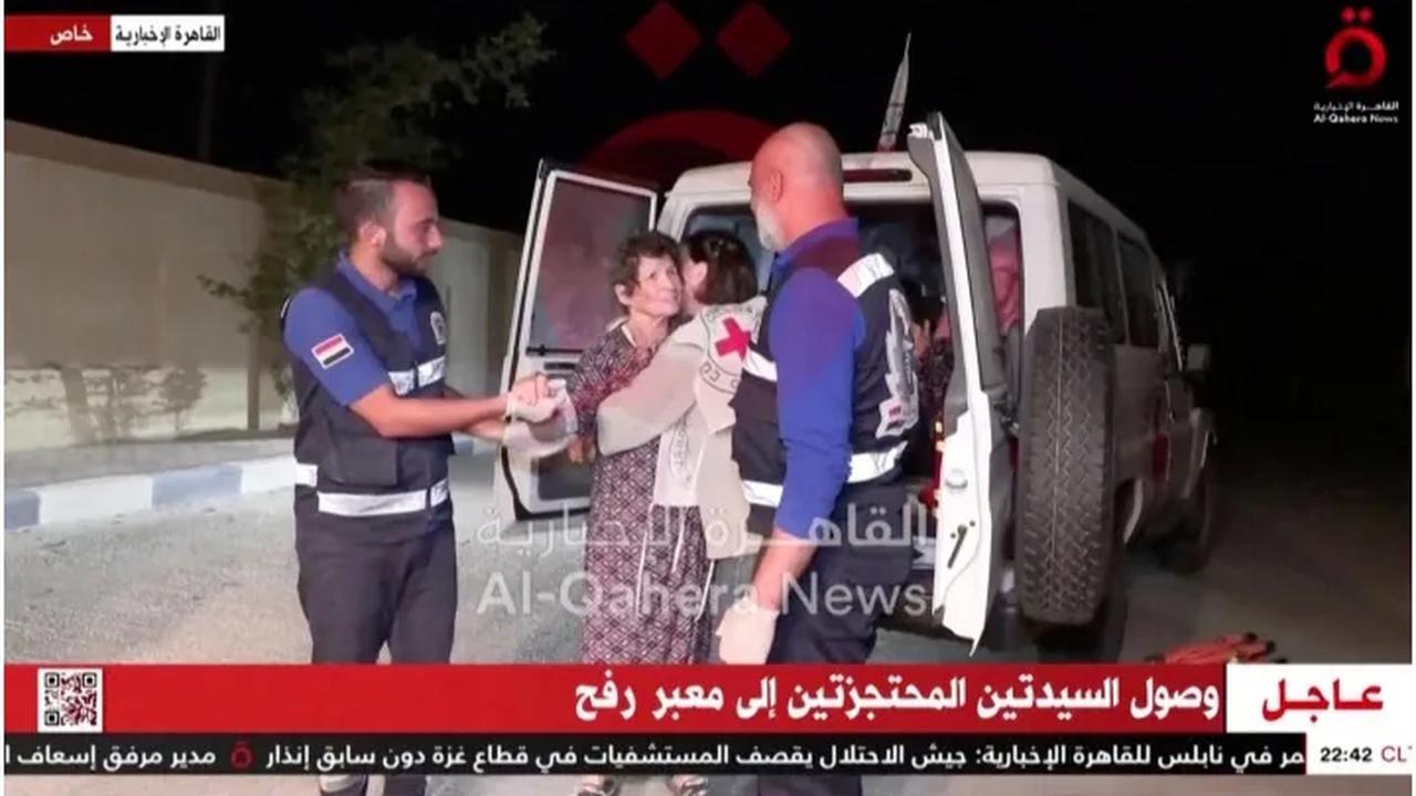 FOTO: Momen Hamas Membebaskan Dua Lansia Israel yang Disandera Sejak 7 Oktober