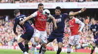 Gelandang Arsenal Granit Xhaka mencoba melewati dua pemain Bournemouth Harry Wilson dan Dominic Solanke dalam lanjutan Liga Inggris di Emirates Stadium, Minggu (6/10/2019). (AP Photo/Leila Coker)
