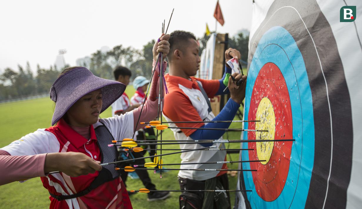 Para pepanah melepas anak panah saat pemusatan latihan jelang Asian Games XVIII di Lapangan Panahan Senayan, Jakarta, Rabu (6/6/2018). Cabang panahan menargetkan satu medali emas pada Asian Games. (Bola.com/Vitalis Yogi Trisna)