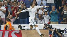 Bintang Real Madrid, Cristiano Ronaldo merayakan golnya ke gawang APOEL Nicosia pada laga grup H Liga Champions di Santiago Bernabeu stadium, Madrid, (13/9/2017). Real Madrid Menang 3-0. (AP/Francisco Seco)