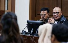 Peluk dan Kecup Hangat SYL Jelang Sidang